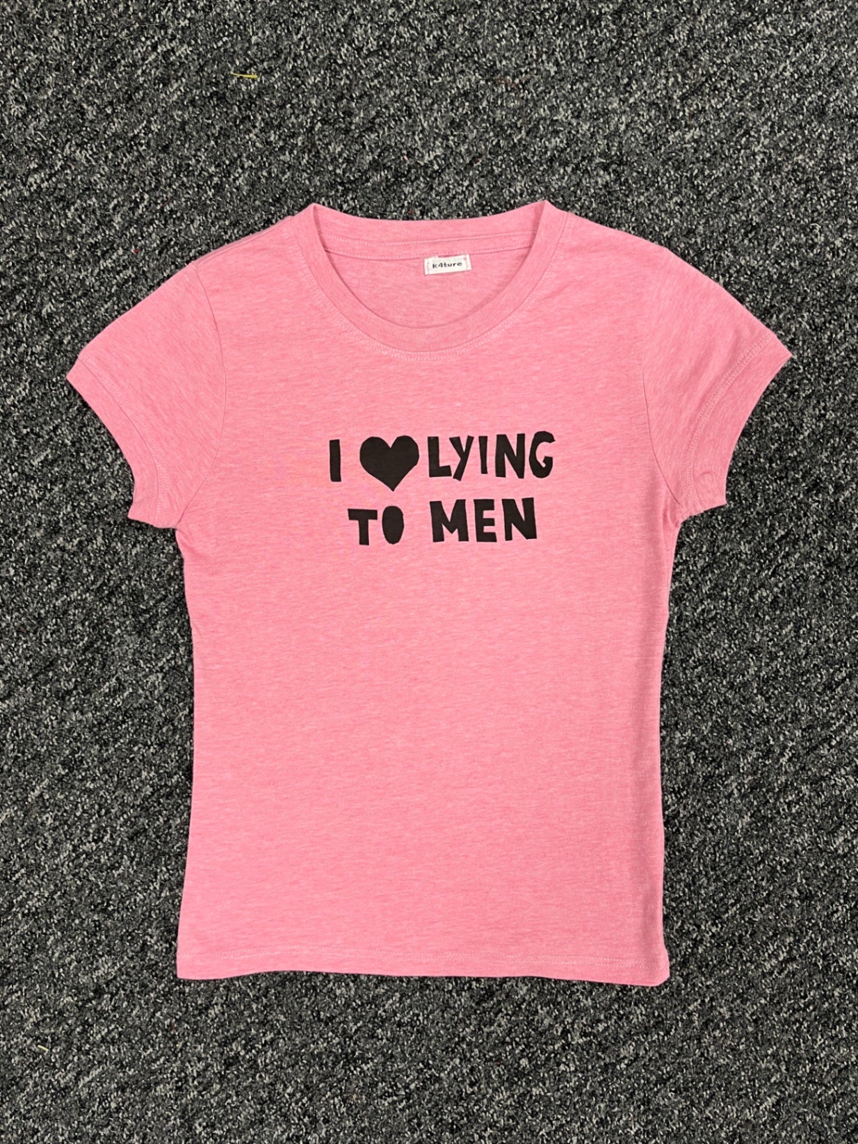 ‘I love lying to men’ baby tee in pink