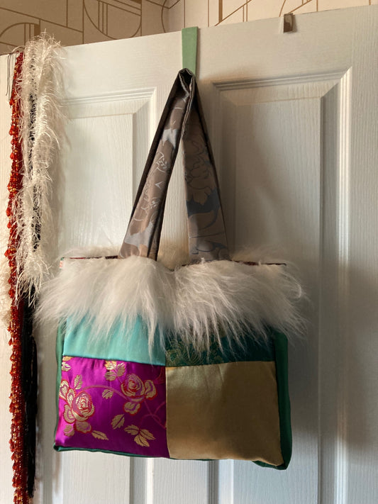 Four sq front, 3 panel reverse, white fur trim, short handles