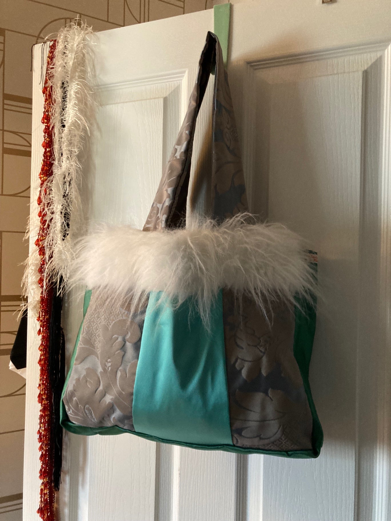 Four sq front, 3 panel reverse, white fur trim, short handles