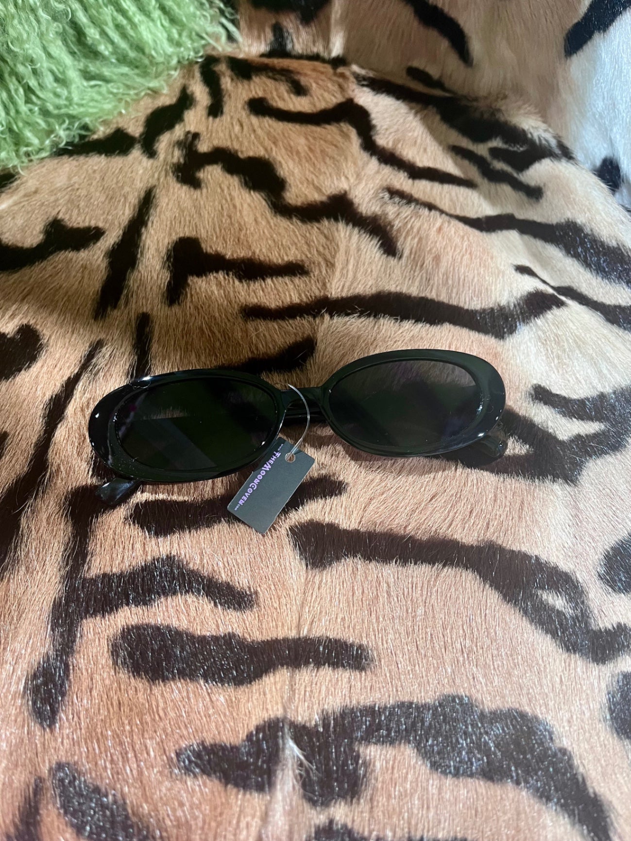 Oval City Black Sunnies