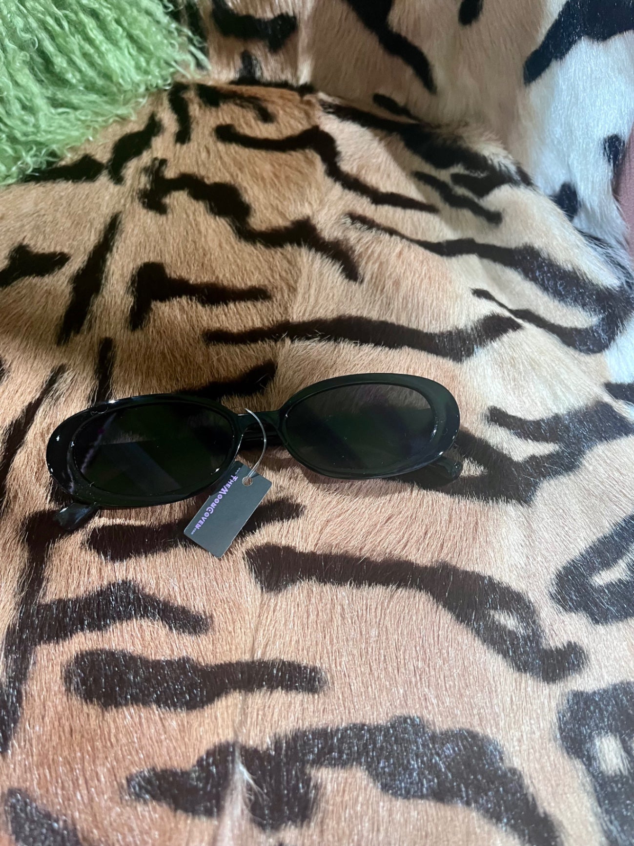 Oval City Black Sunnies