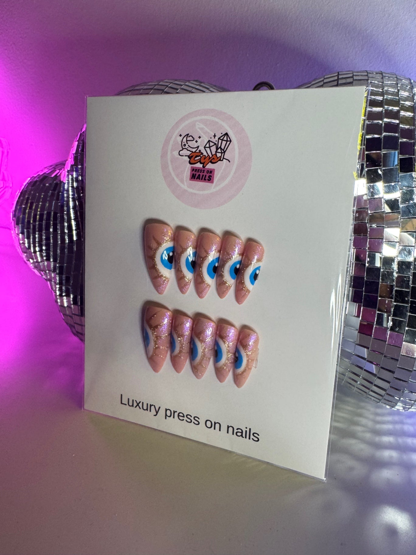 Side eye gold on nude