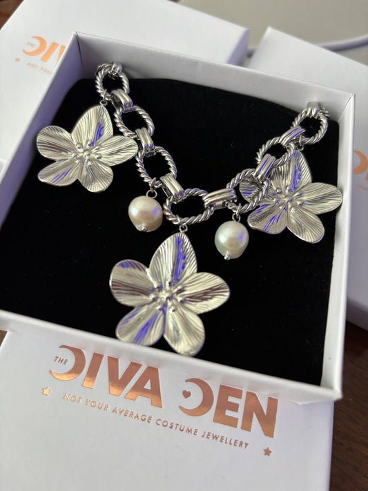 Flower and pearl Necklace