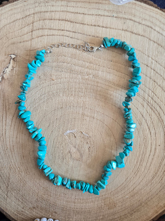 Dyed howlite chip necklace