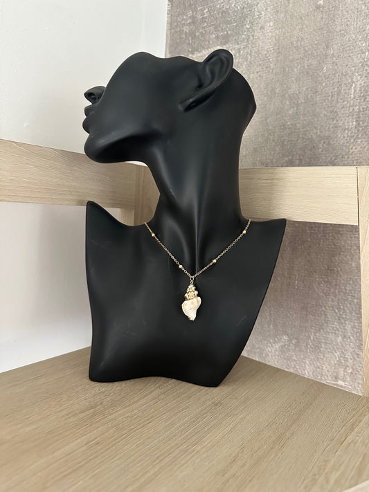 Nude shell necklace