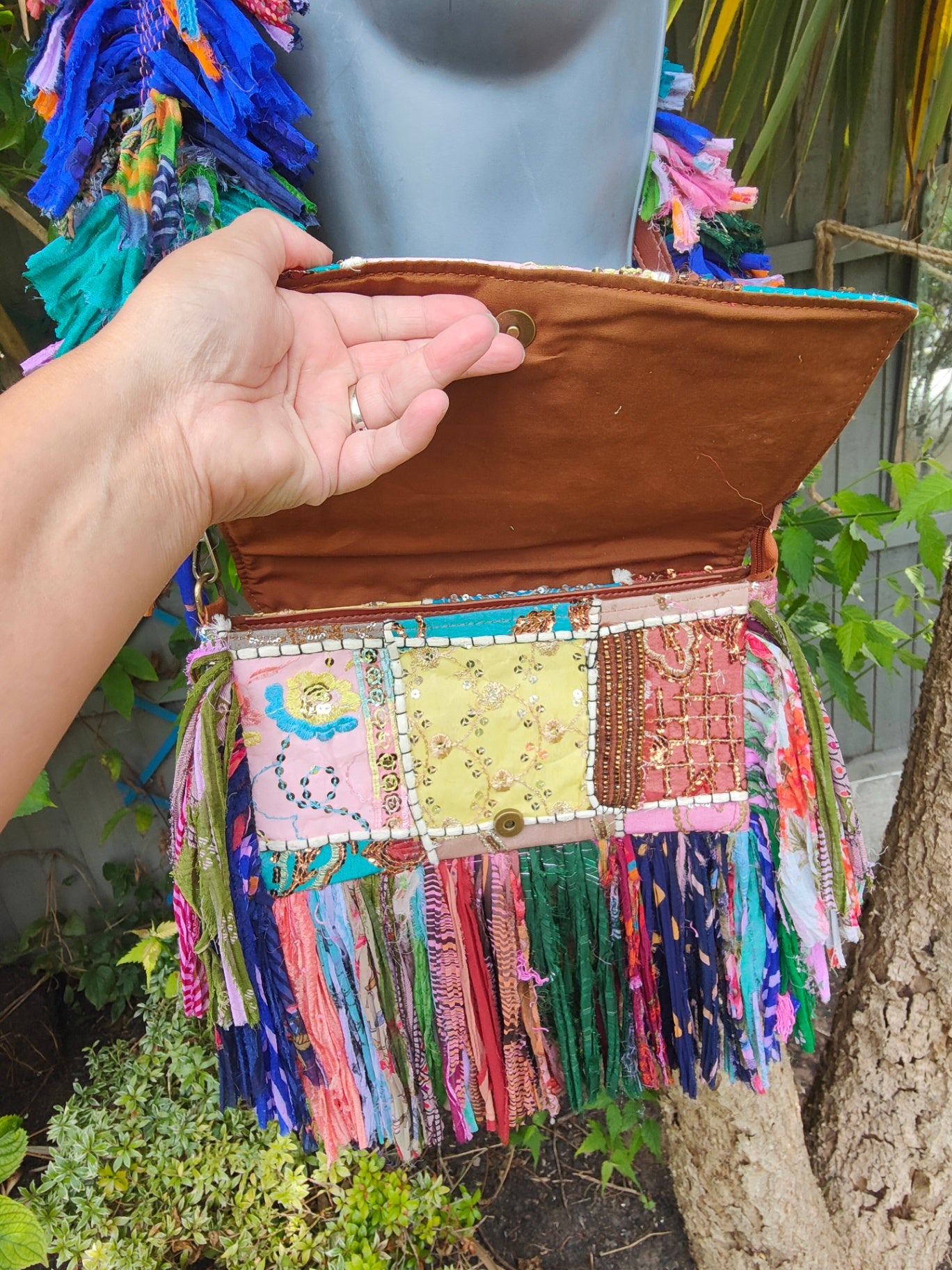 Frill sari cross body bag -Peace sign detailing