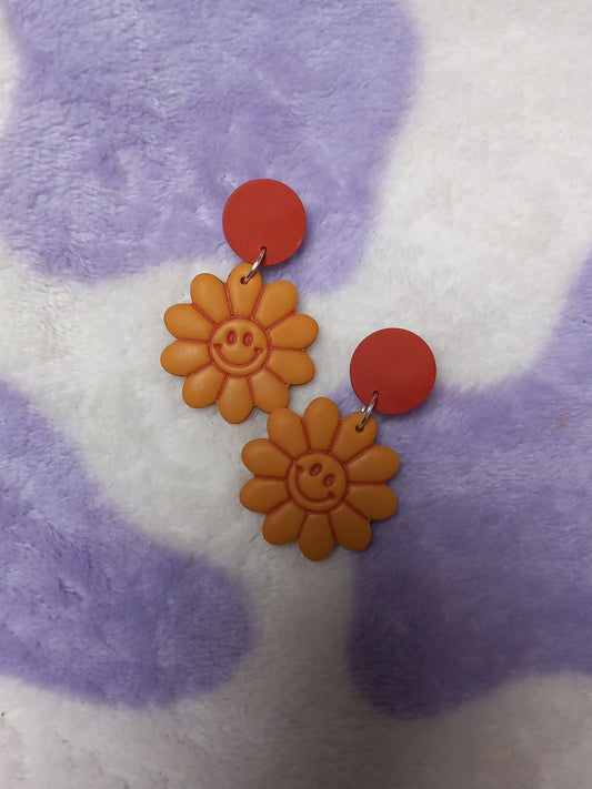 Small happy daisy dangle earrings