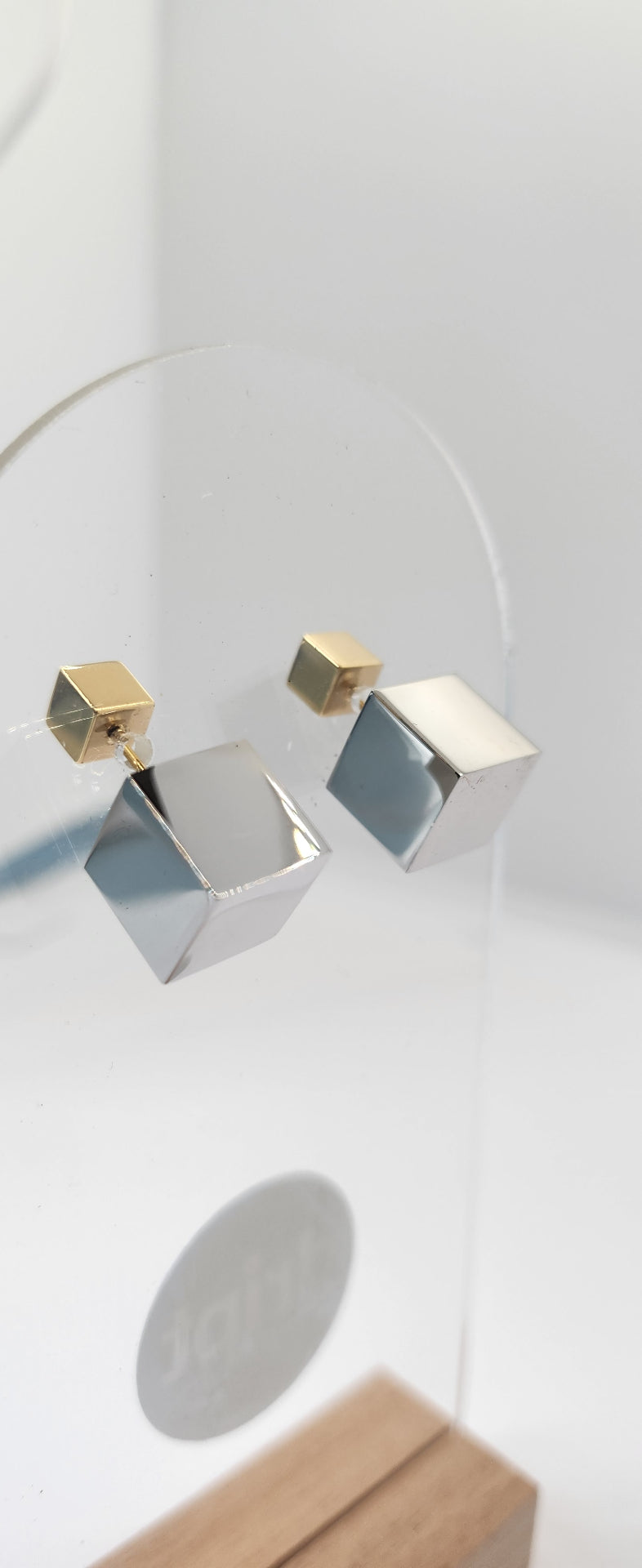Mixed metal cube studs