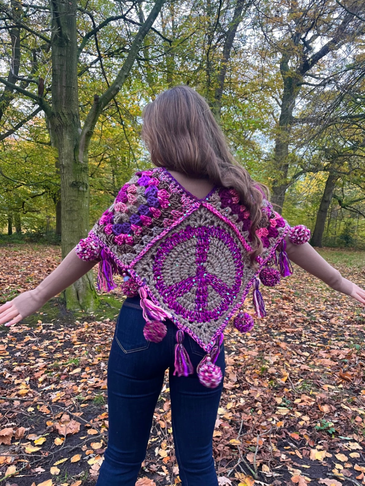 Pom Pom poncho - THE MAGIC LABEL