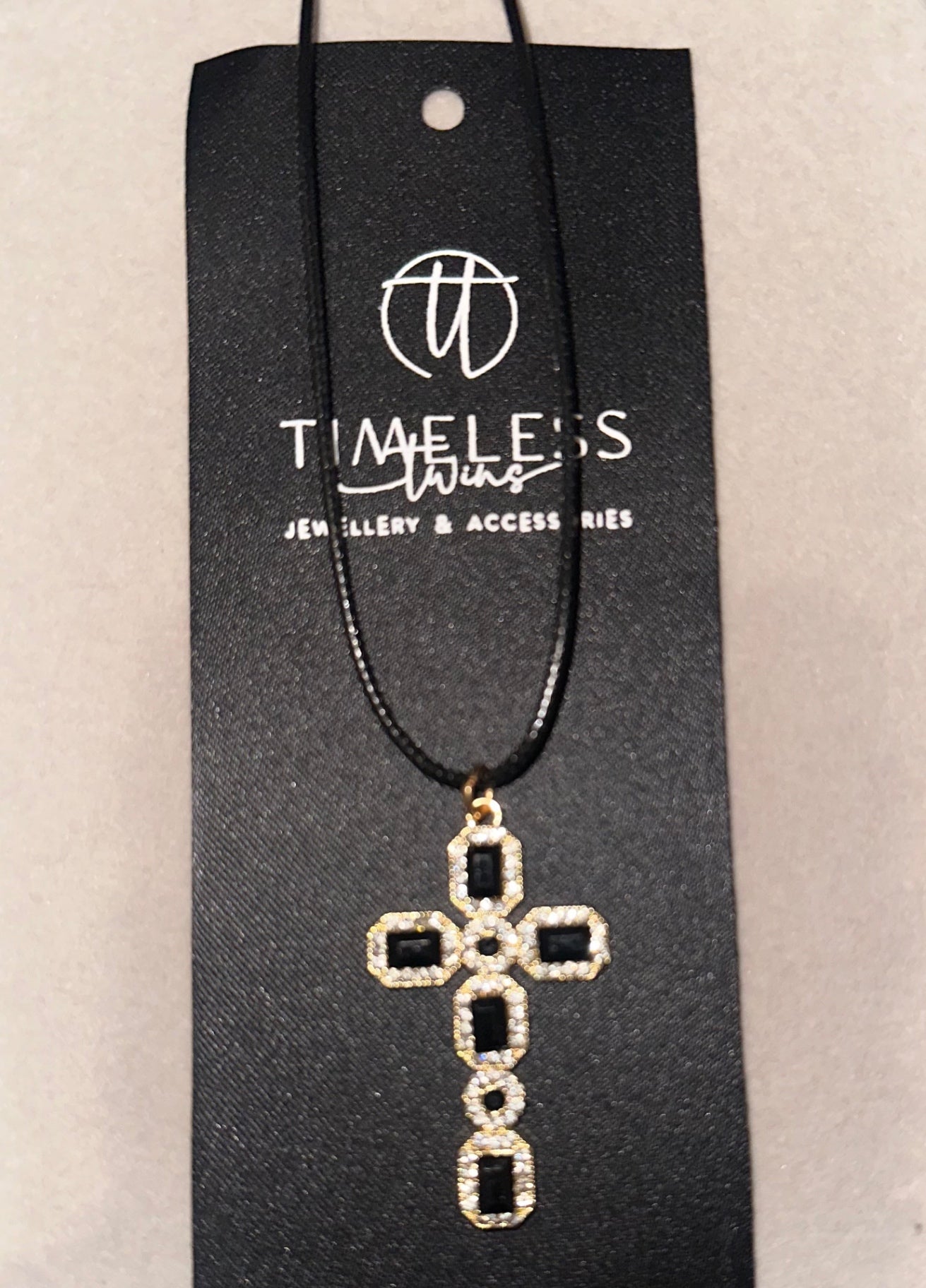 Cross pendant necklace