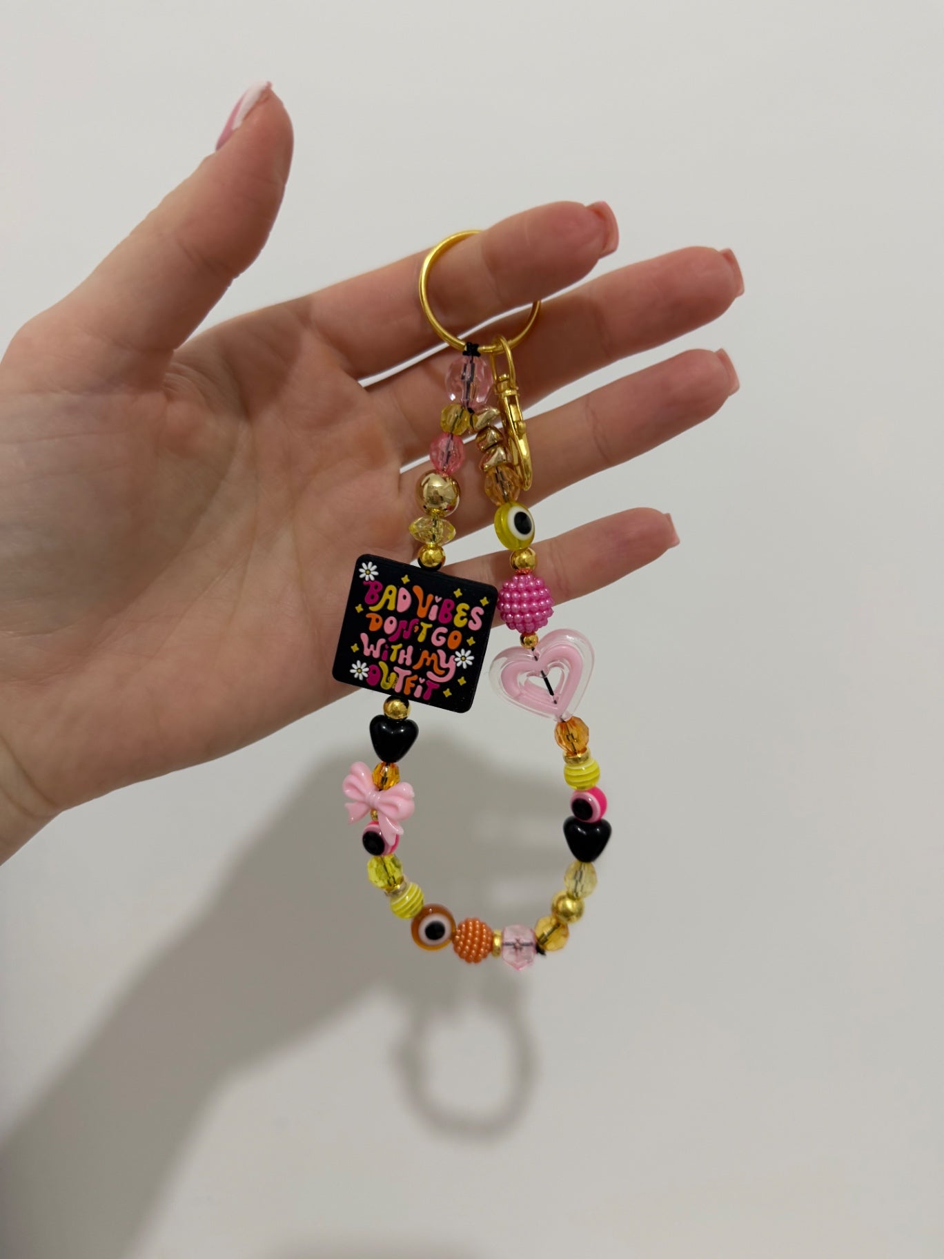 ‘Bad vibes don’t go with my outfit’ Keyring - gold