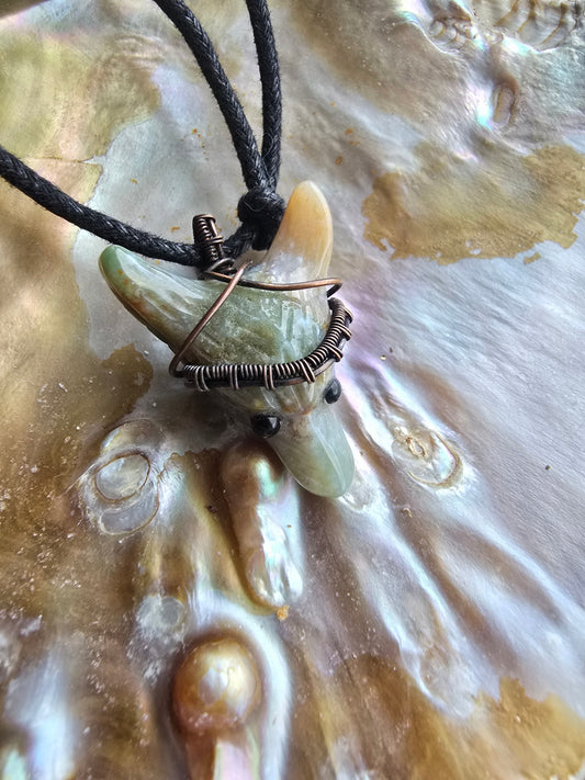 Small indian agate fox pendant 