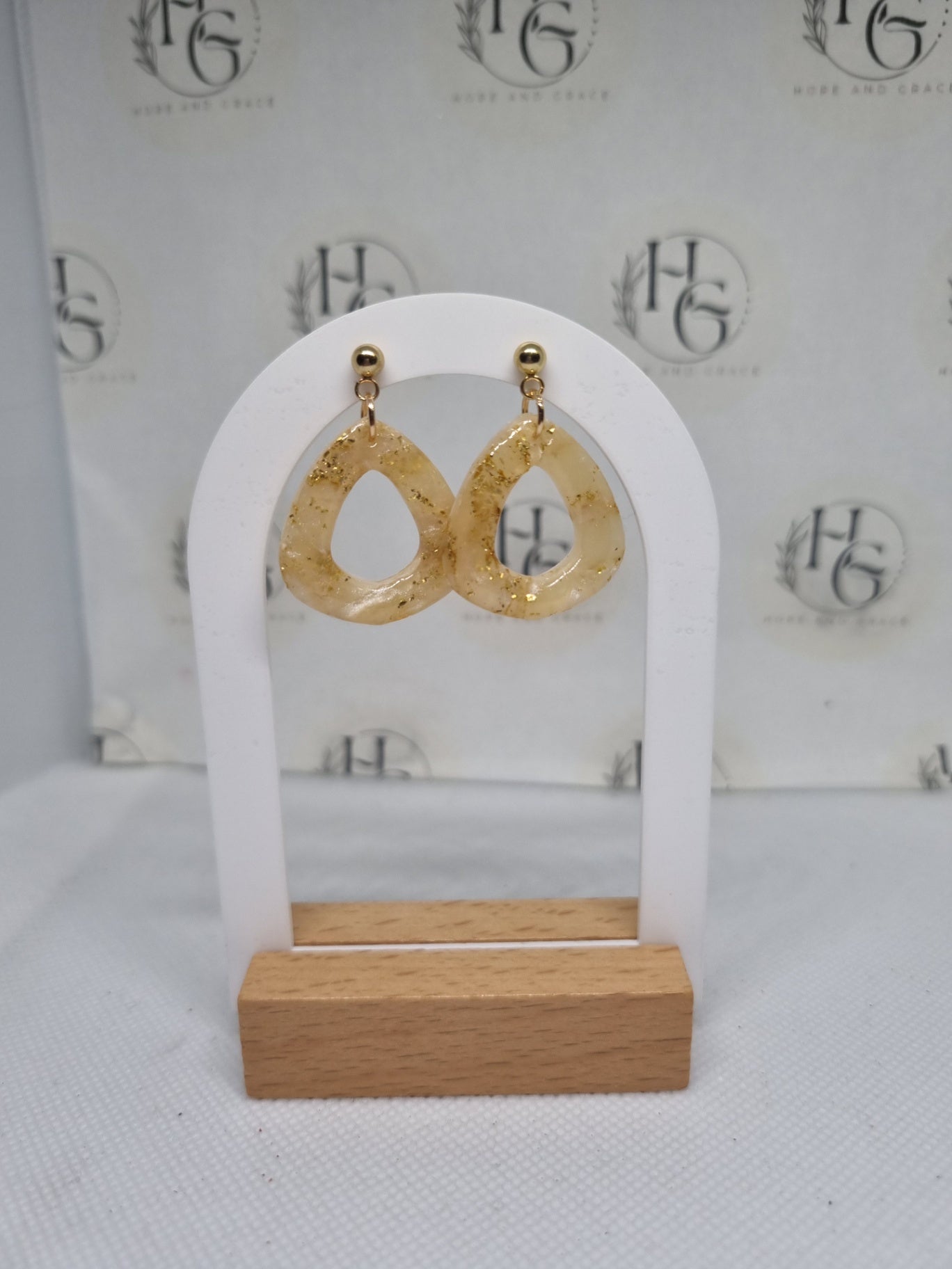 Gold elegant lightweight earrings