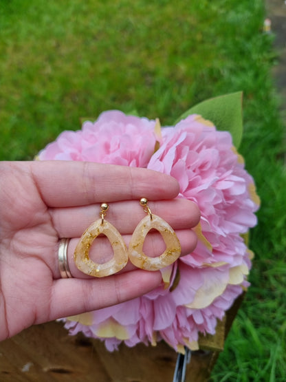 Gold elegant lightweight earrings