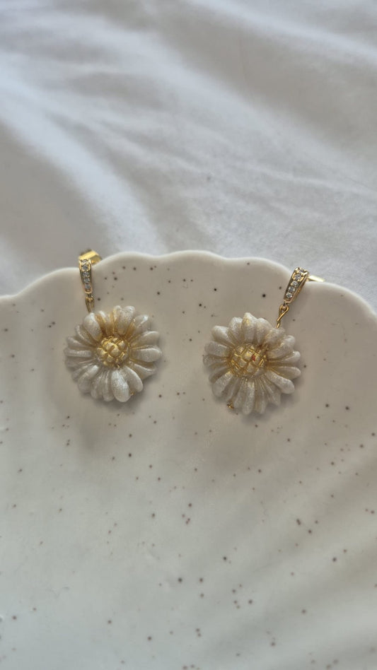Simple Daisy Drop Earring
