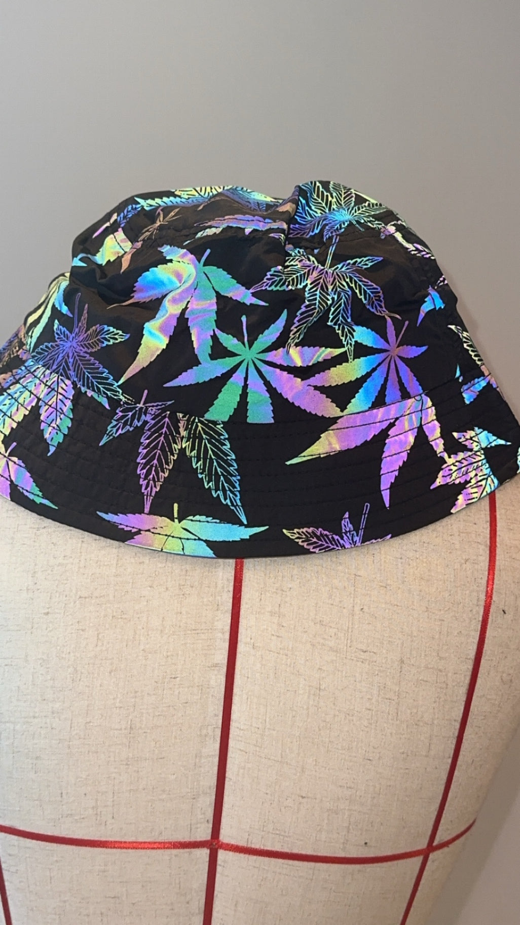 Leaf bucket hat