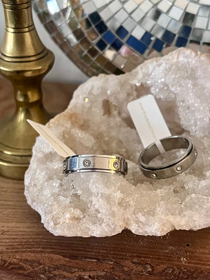 ✨ Silver Serenity Spinner Ring Size 7 ✨