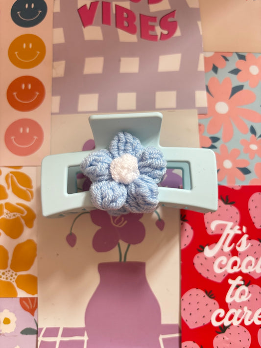 Baby blue flower claw clip