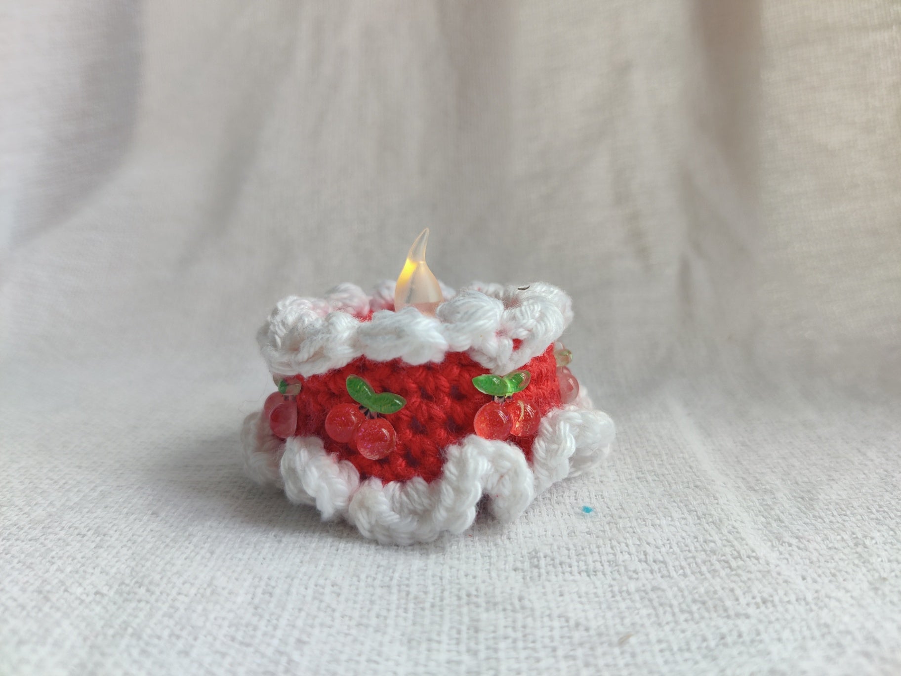 Tealight miniature cake with cherries 