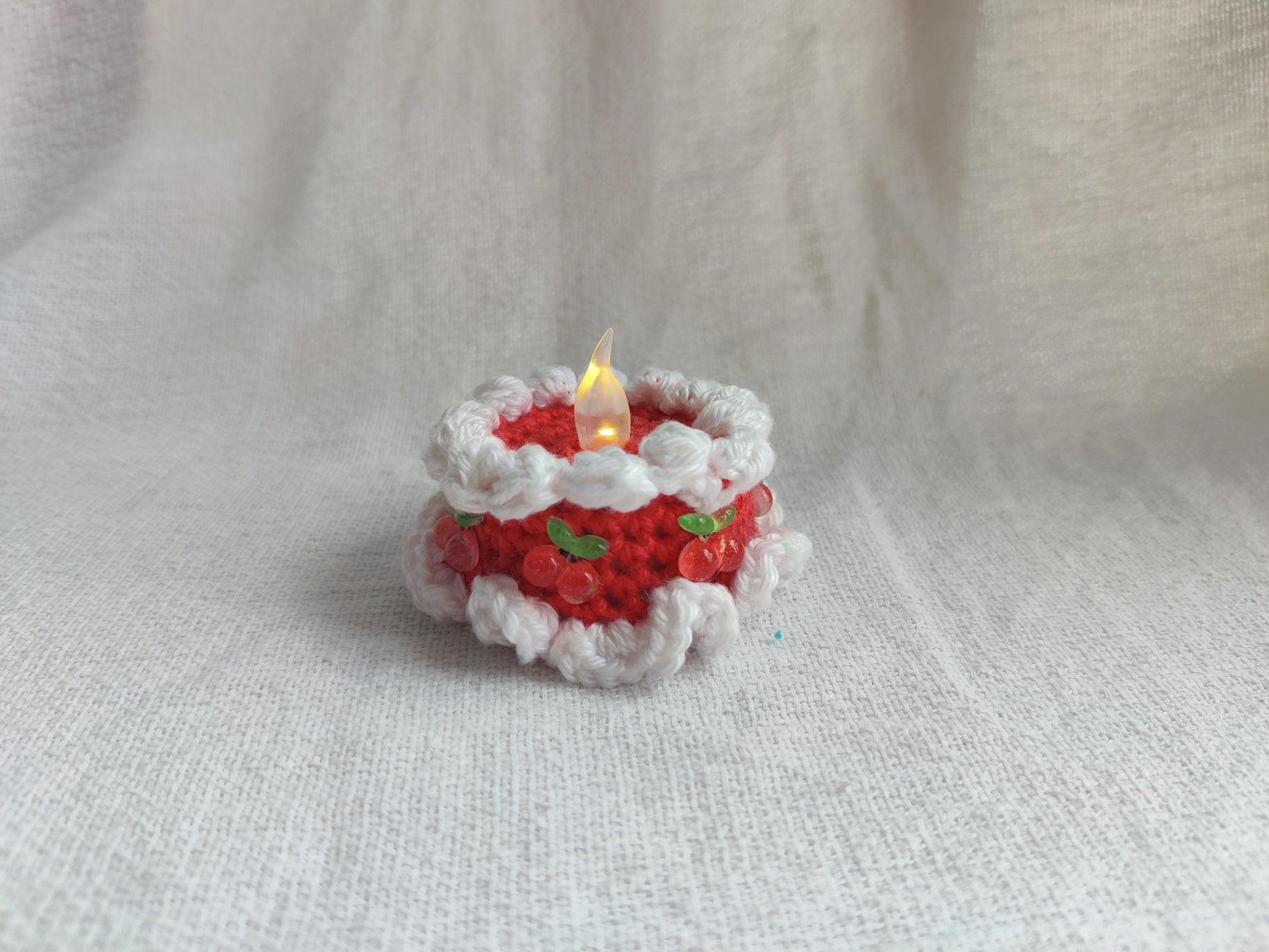 Tealight miniature cake with cherries 