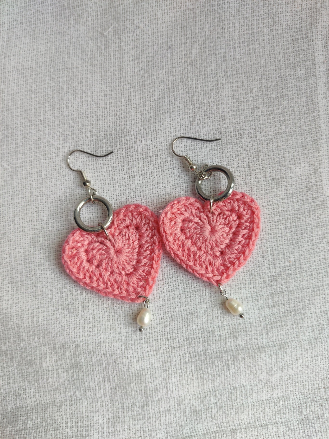 Crochet heart earrings with freshwater pearls 