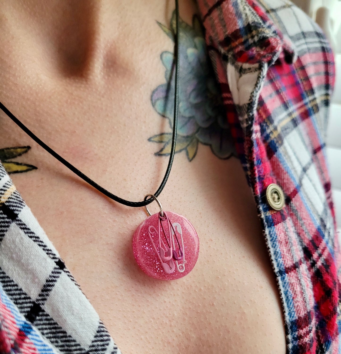 Pink Glitter Safety Pin Circle Pendant Necklace - 50 + 5cm Black Cord