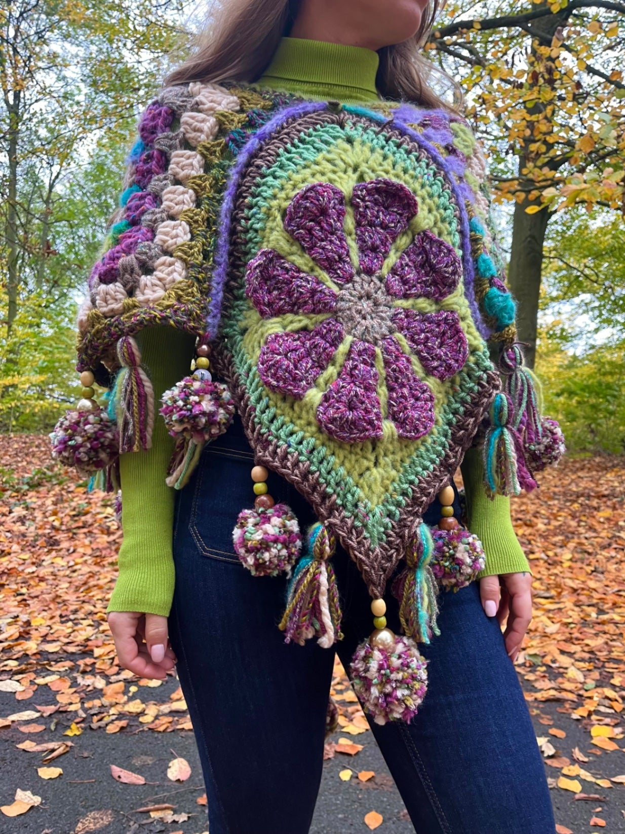 Pom Pom poncho - THE MAGIC LABEL