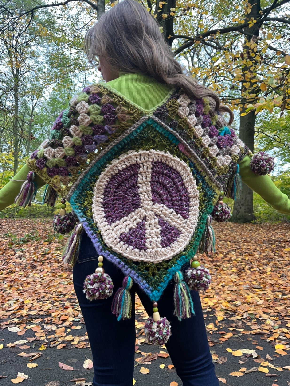 Pom Pom poncho - THE MAGIC LABEL