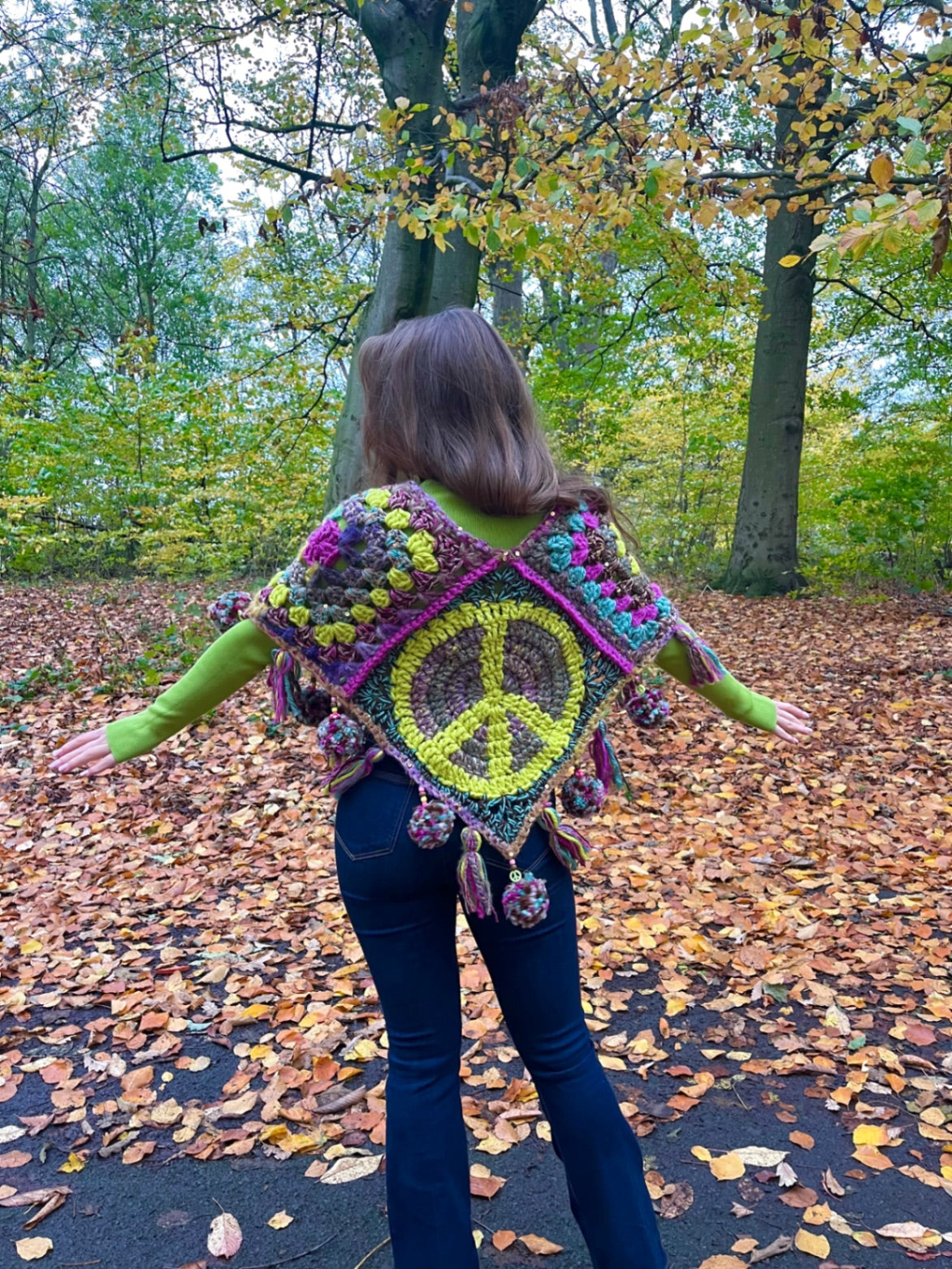 Pom Pom poncho - THE MAGIC LABEL