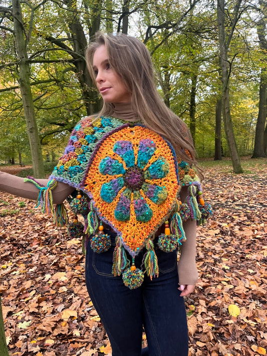 Pom Pom poncho - THE MAGIC LABEL