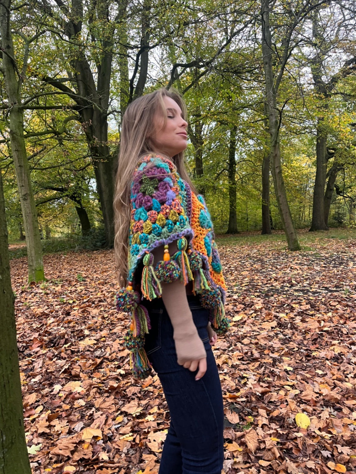 Pom Pom poncho - THE MAGIC LABEL