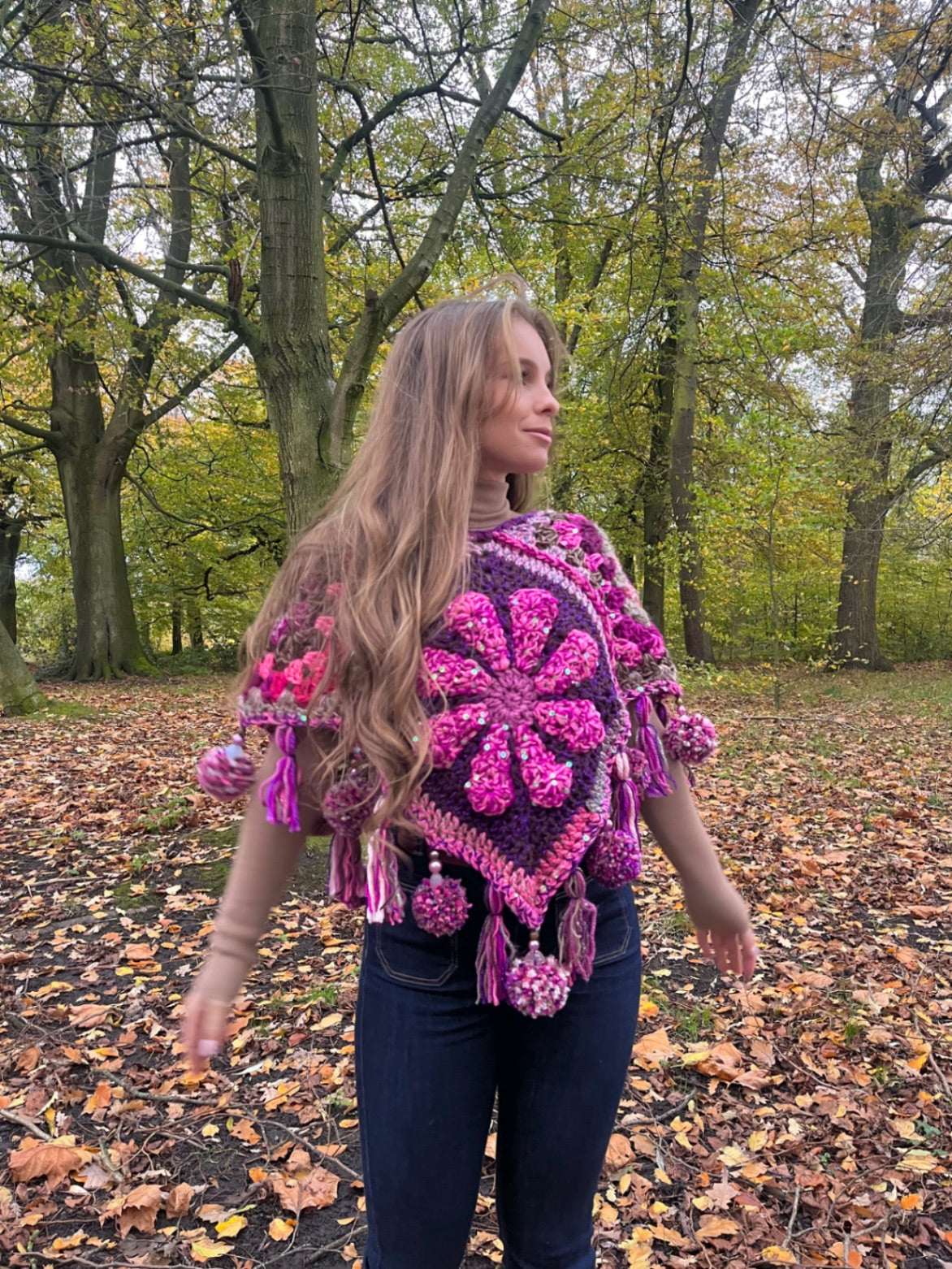 Pom Pom poncho - THE MAGIC LABEL