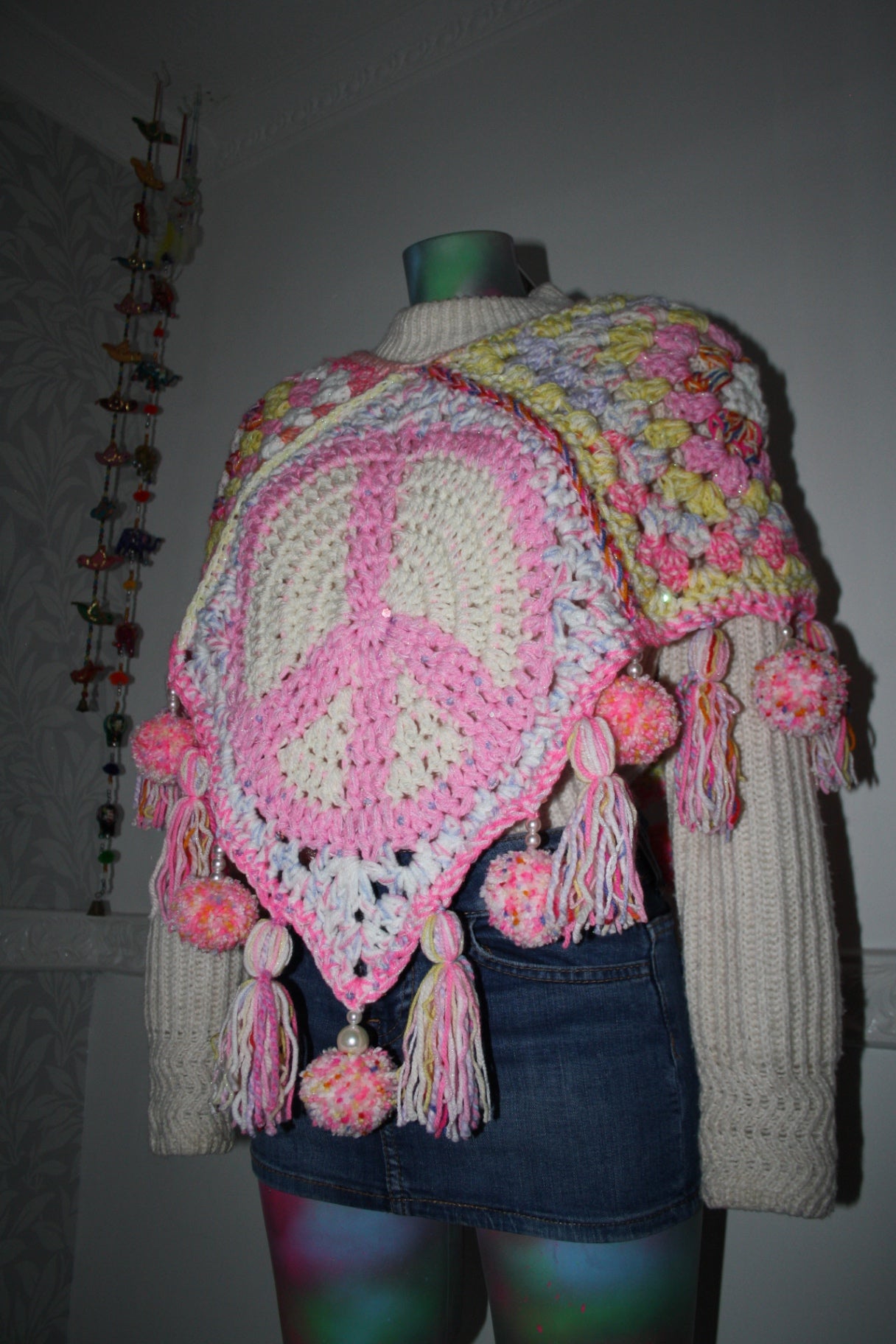 Pom Pom poncho - THE MAGIC LABEL