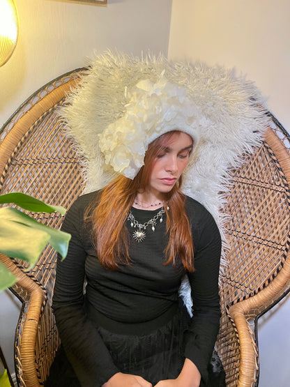 White bow Woolley hat