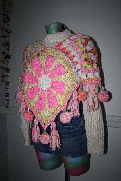 Pom Pom poncho - THE MAGIC LABEL