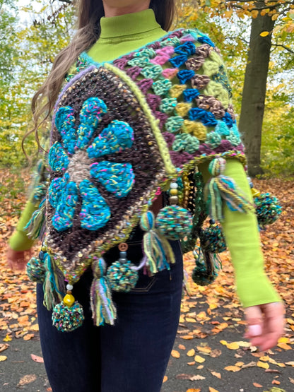 Pom Pom poncho - THE MAGIC LABEL