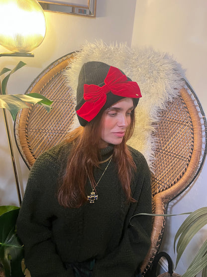BLACK WOOL HAT WITH RED BOW