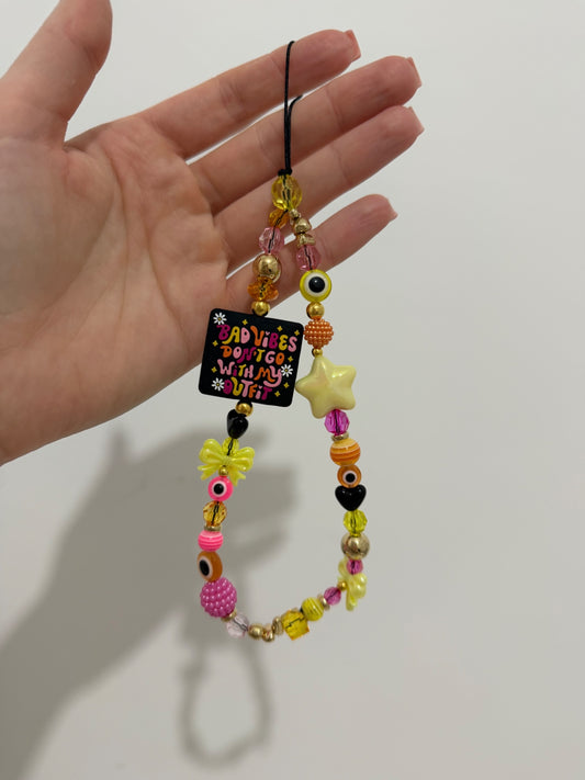 ‘Bad vibes don’t go with my outfit’ phone charm - gold