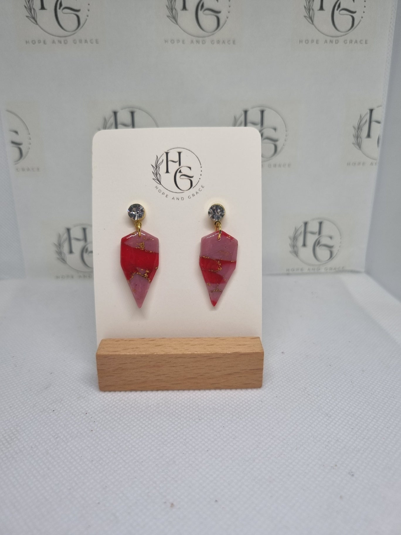 Red and purple daggers