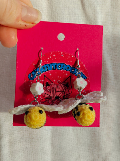 Crochet bee earrings with flowers
