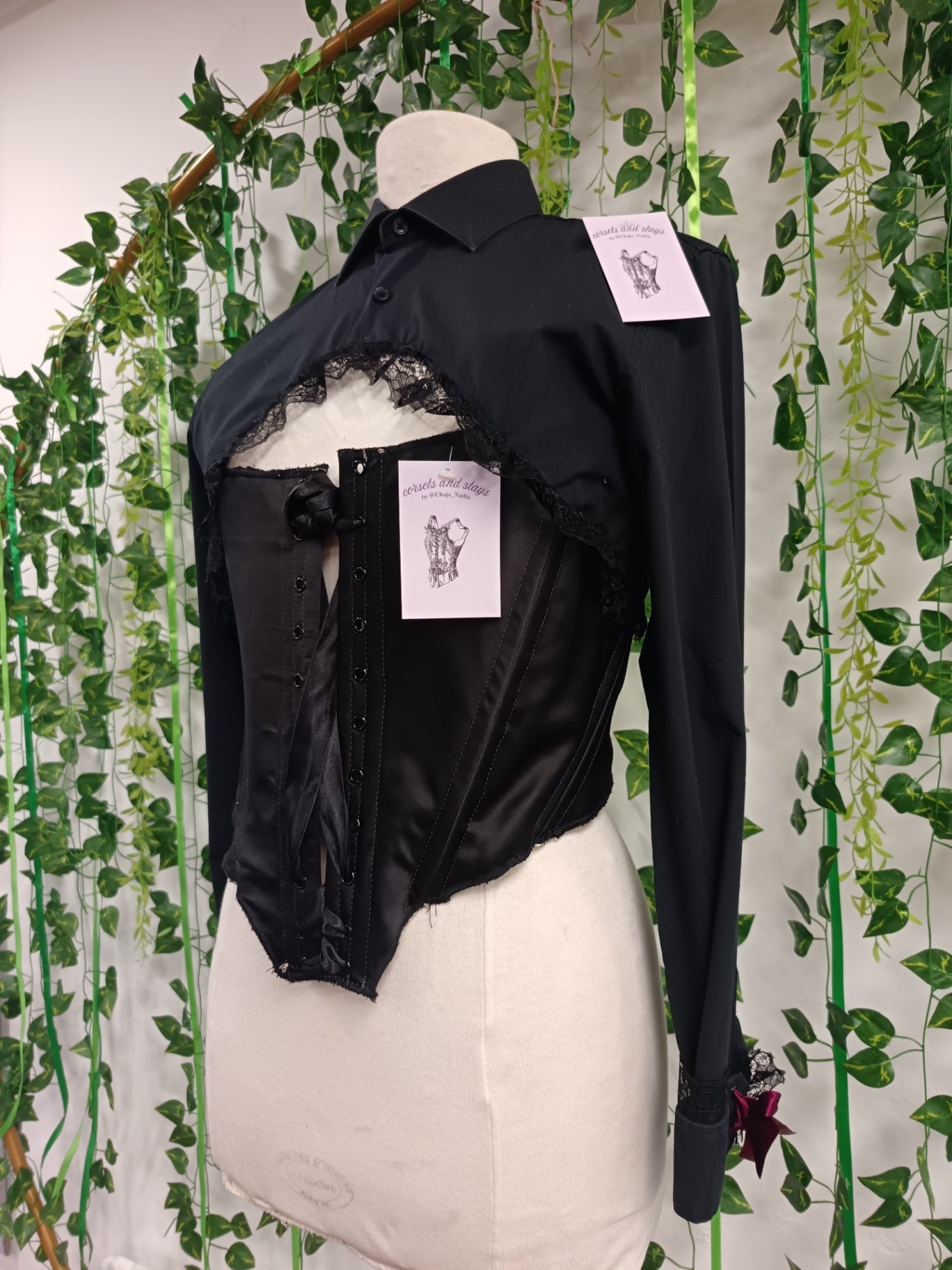 Cropped black shirt with lace