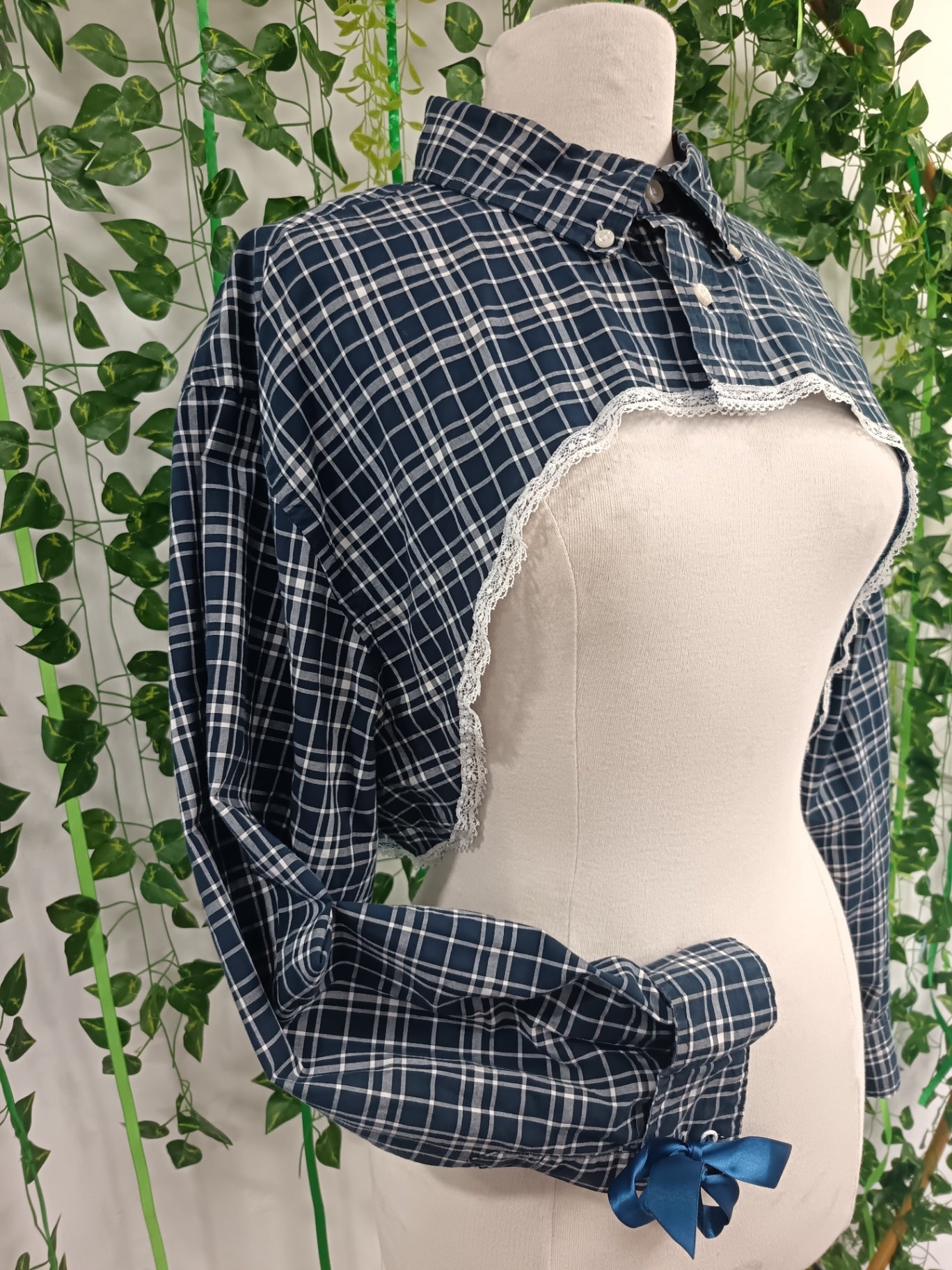 Cropped shirt with lace