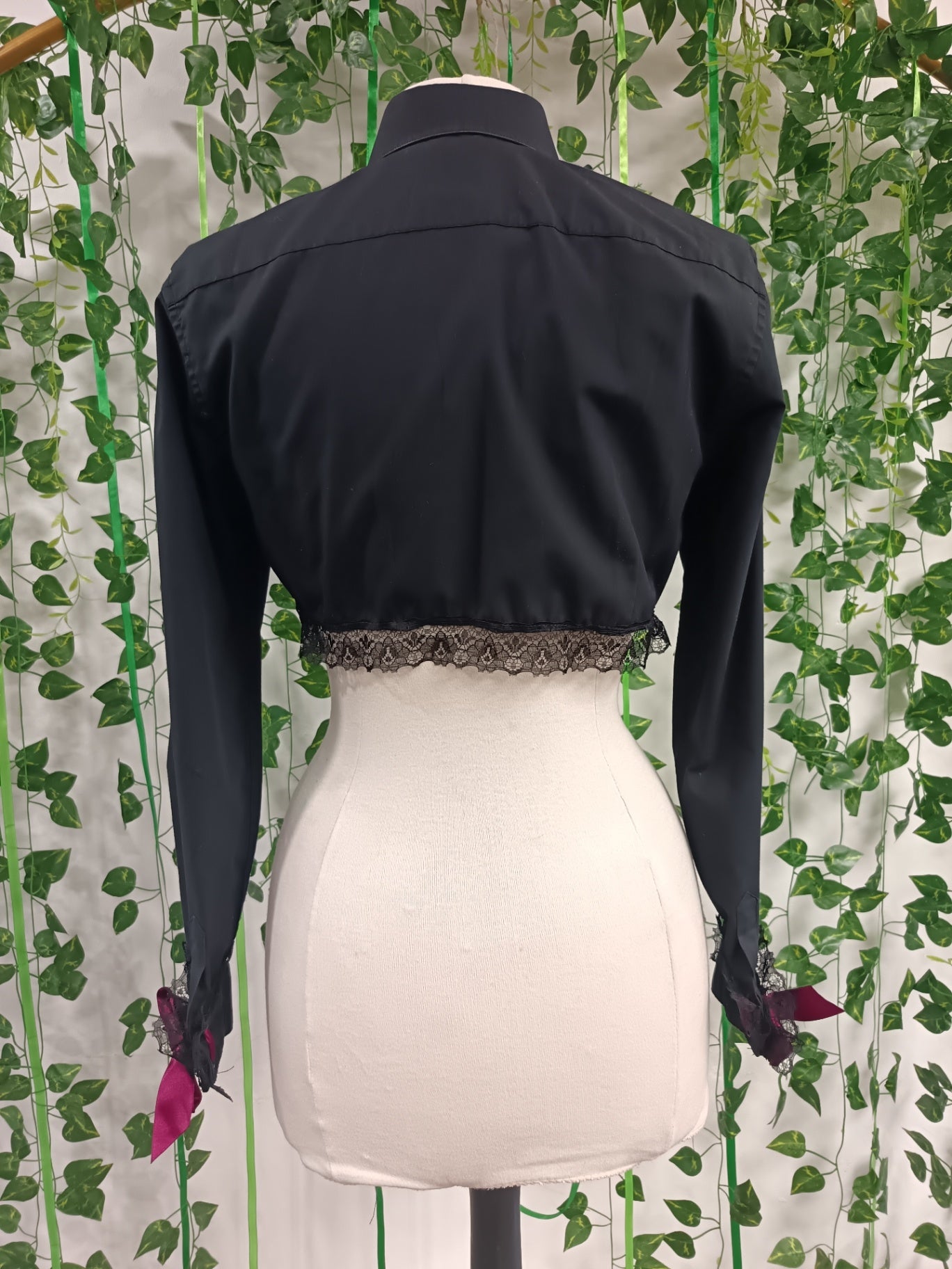 Cropped black shirt with lace