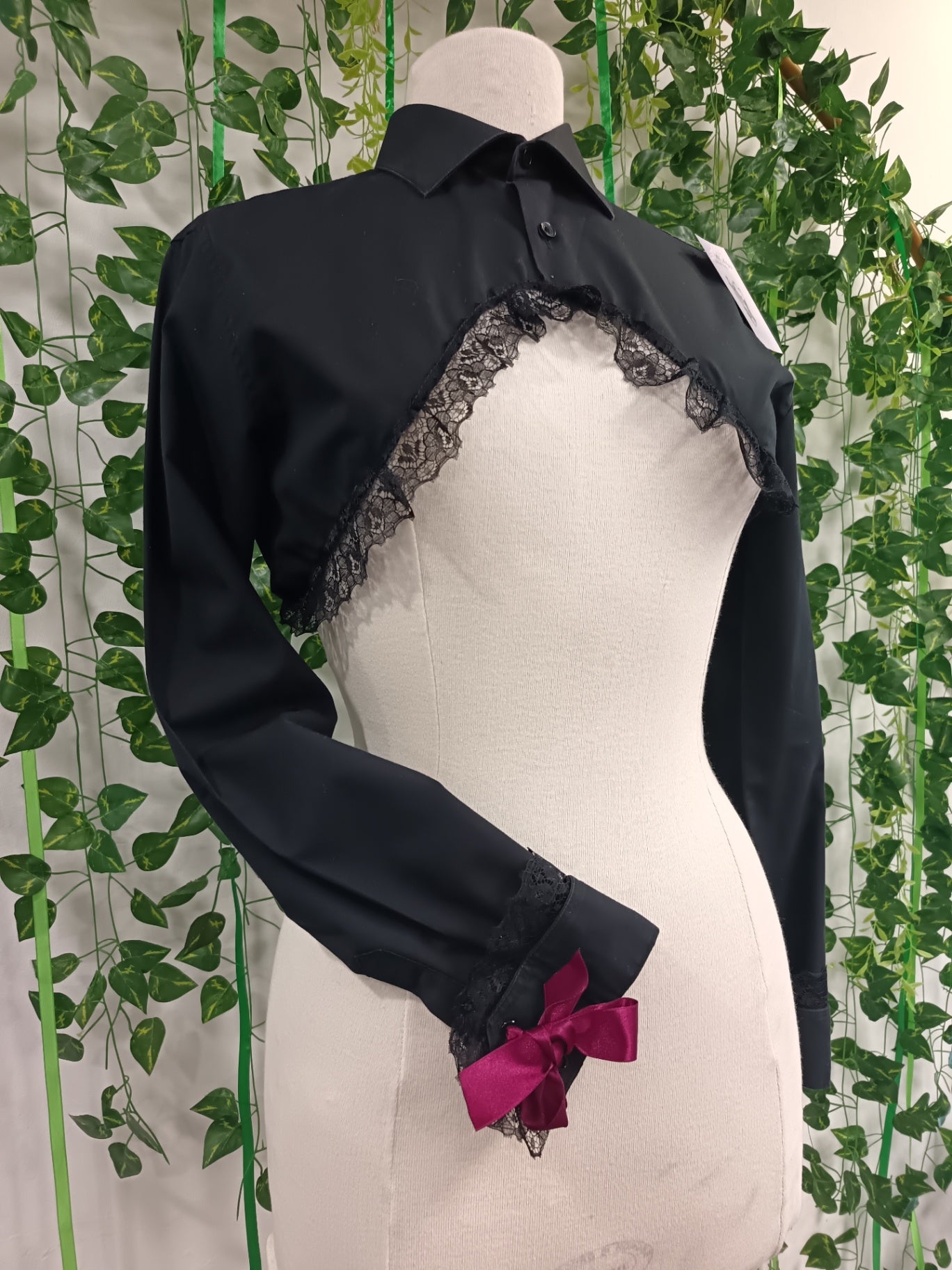 Cropped black shirt with lace