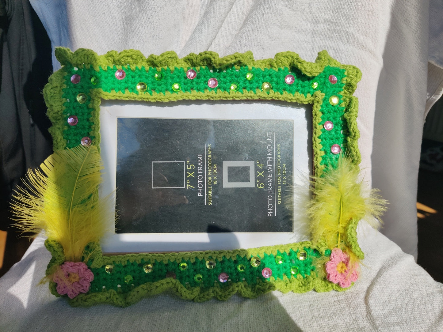 Crochet green photo frame wit feathers