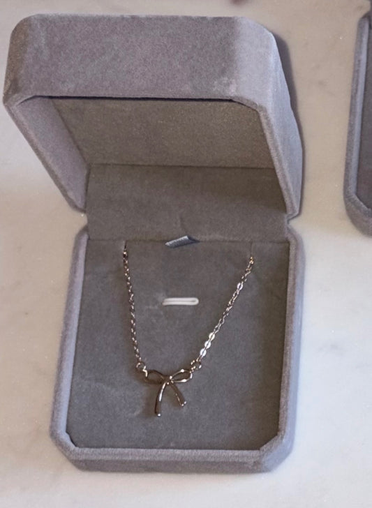 Bow pendant 
