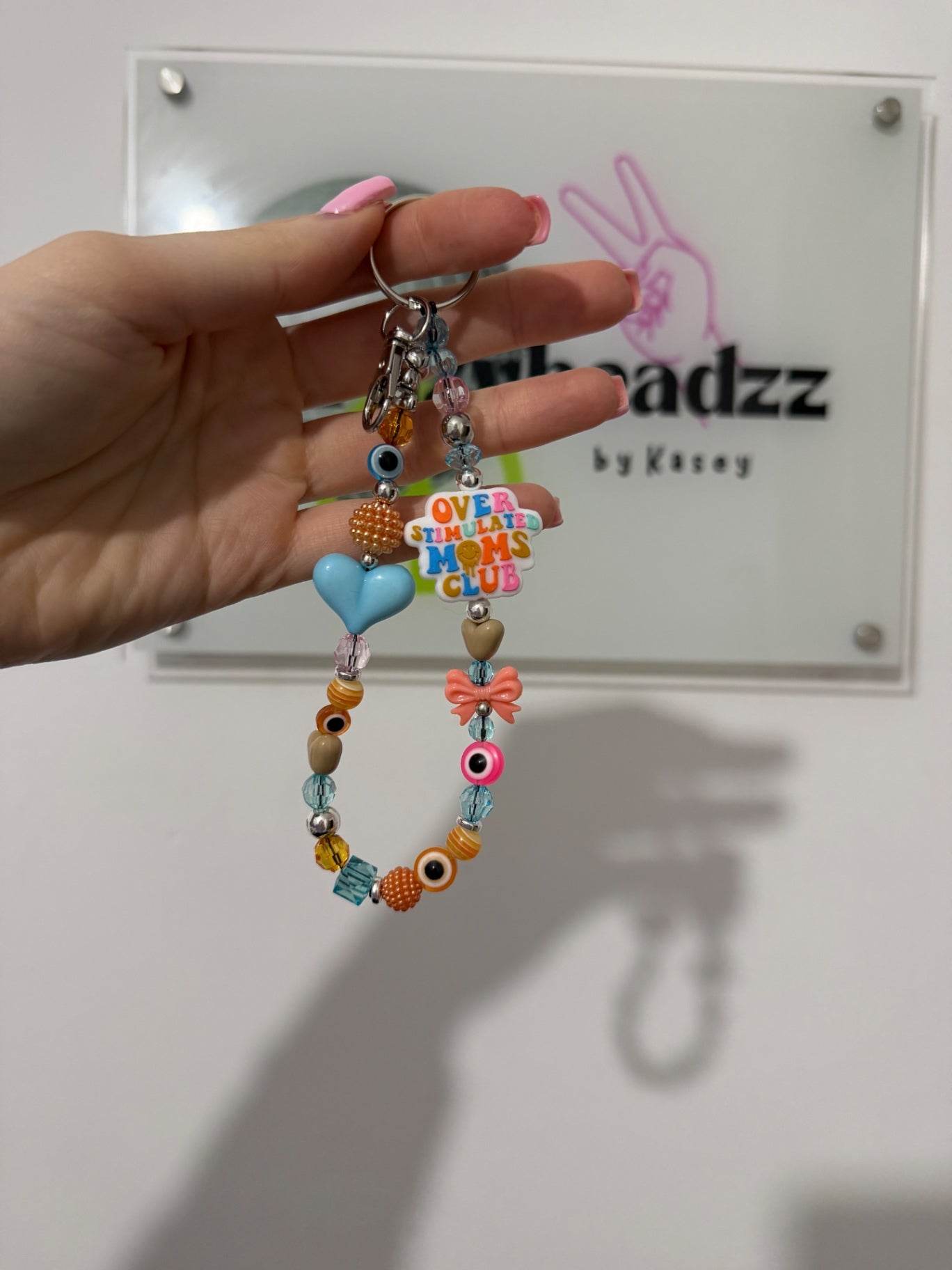 ‘Overstimulated mom’ keyring - gold