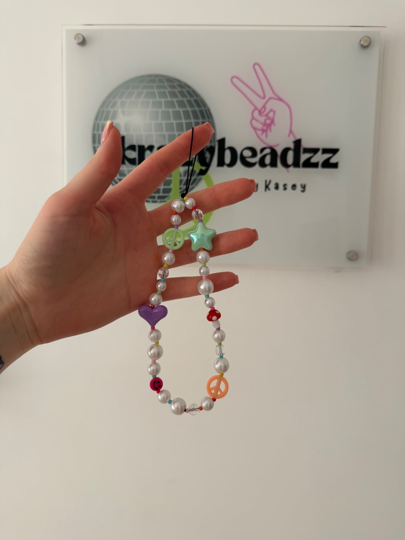 ‘Good vibes only’ phone charm