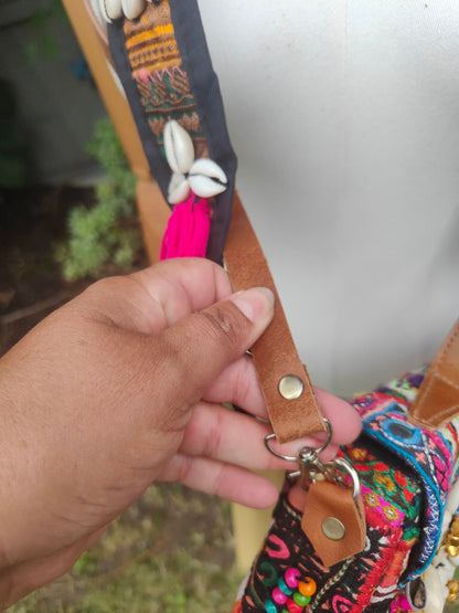 Es Vedra Boho Bag comes with two straps