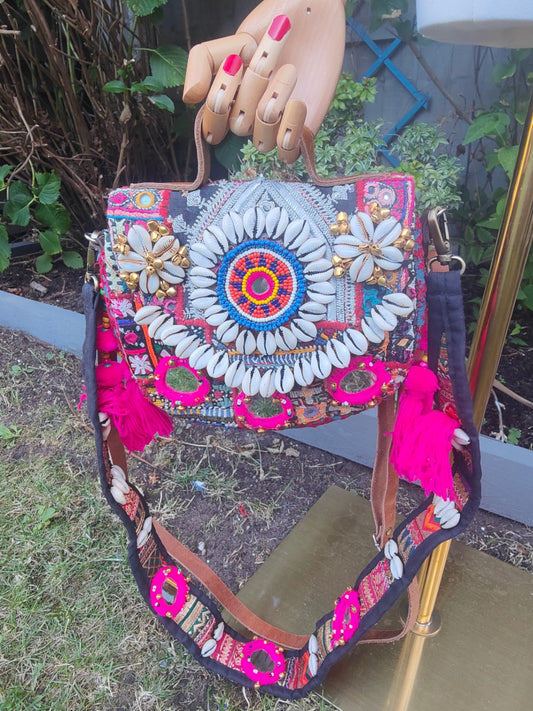 Es Vedra Hand Bag/ crossbody comes with two straps